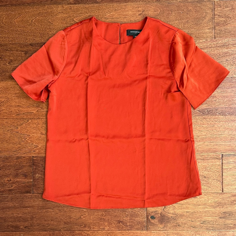 NWT. Banana Republic Factory Short Sleeve Top in Bright Orange